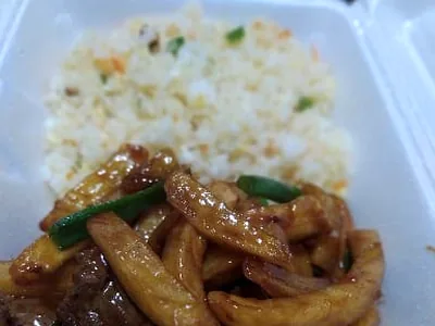 Carne com batata oriental e arroz yakimeshi — China Restaurante, Santarém/PA