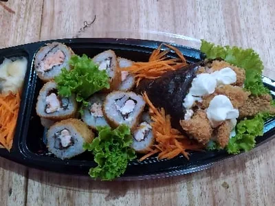 Combo temaki salmão frito + 5 hot uramk camarão +5 hot uramaki salmao — China Restaurante, Santarém/PA