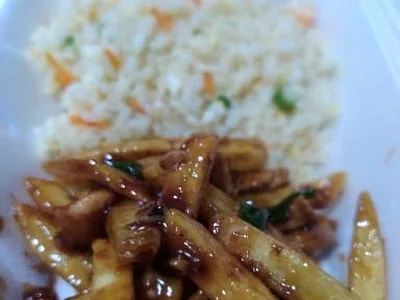 Frango com batata e arroz yakimeshi — China Restaurante, Santarém/PA