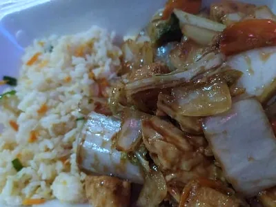 Frango com legumes e arroz yakimeshi — China Restaurante, Santarém/PA